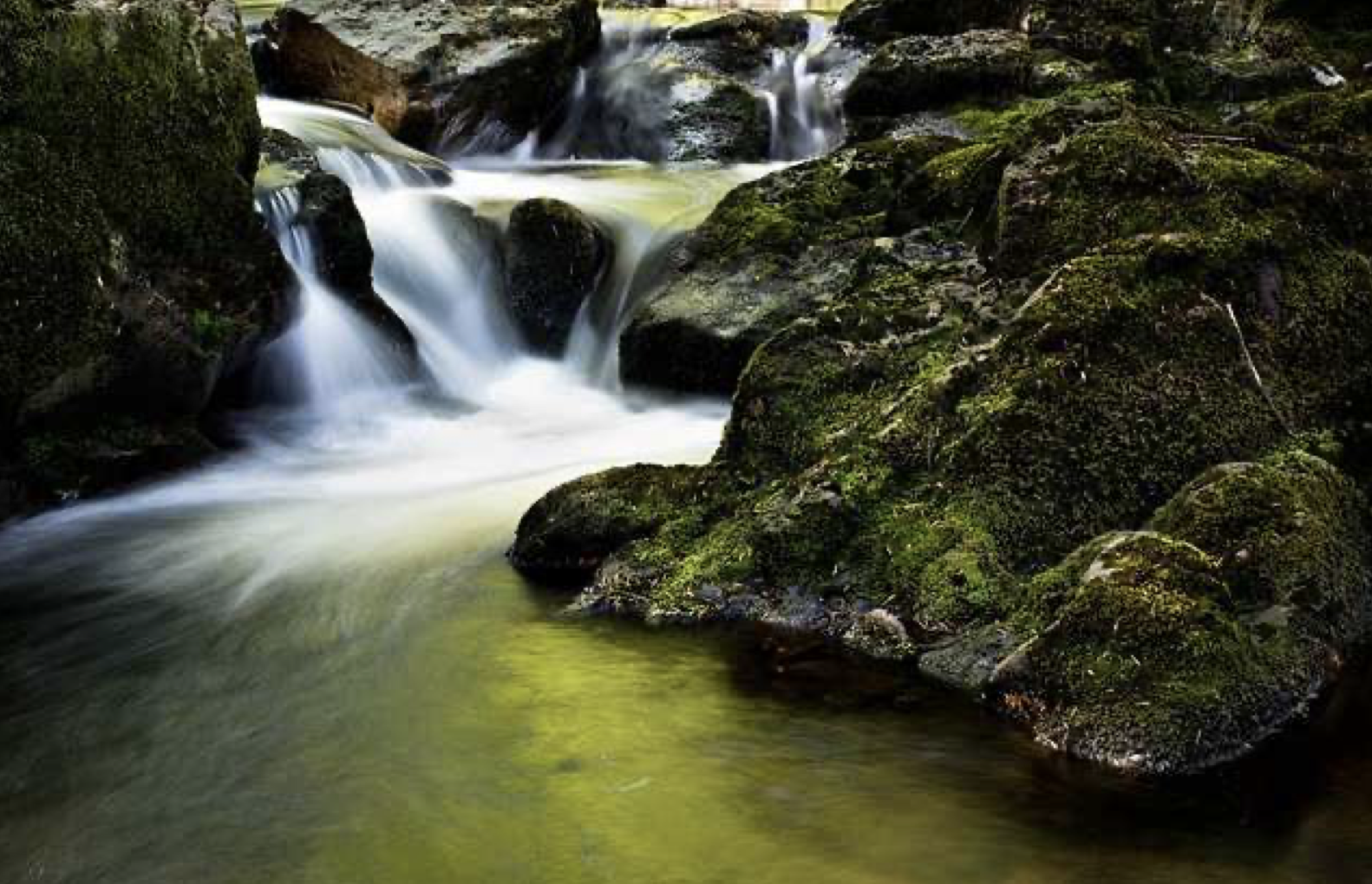 Ein Bild, das Natur, Wasserfall, Gewässer, Landschaft enthält.

Automatisch generierte Beschreibung